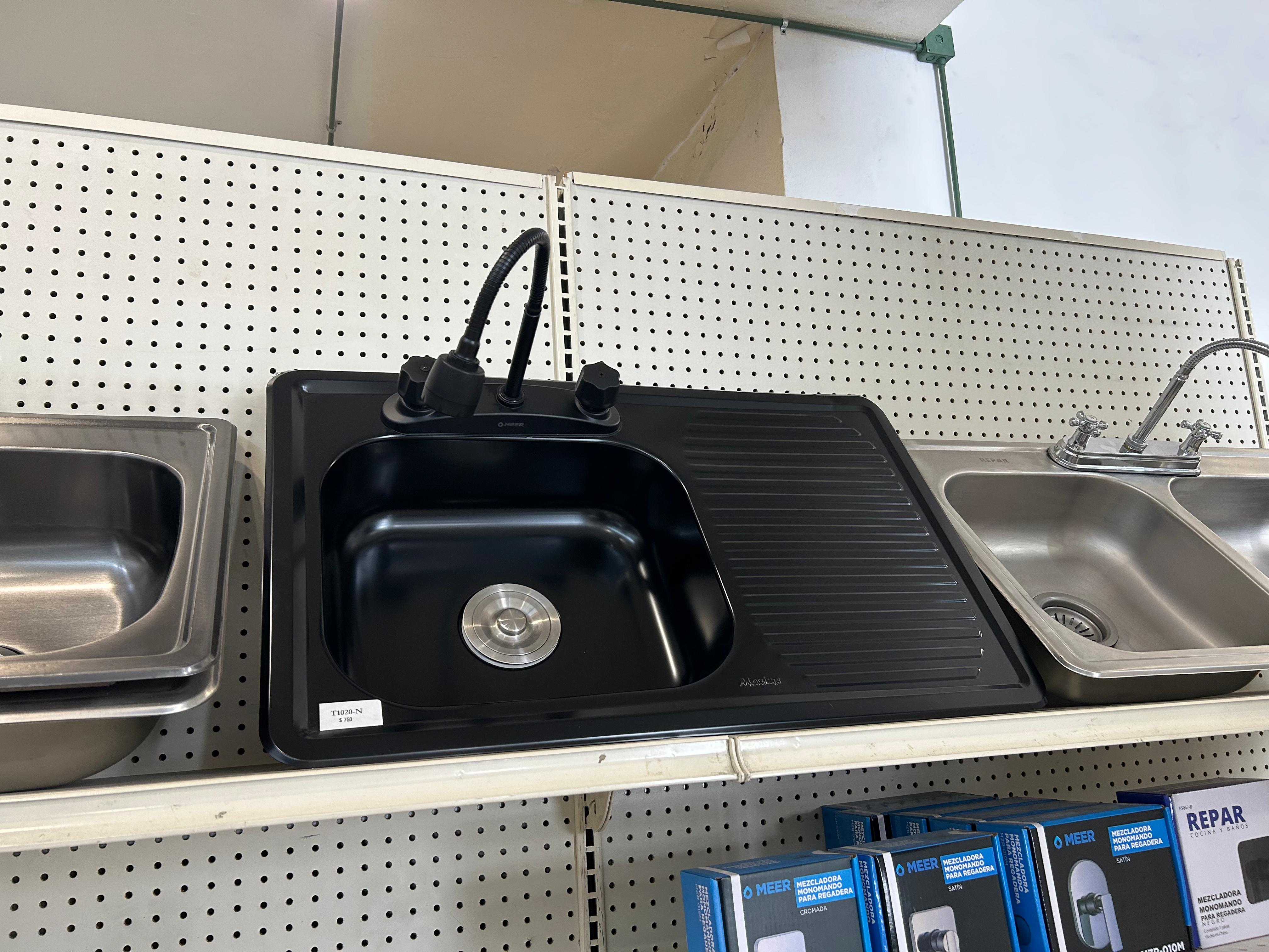 El batman Kit! Kit de tarja para empotrar 80x50cm en negro mate, incluye mezcladora y set de instalación